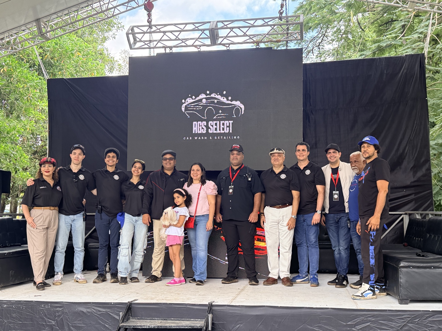 Participantes del encuentro de Bonao frente a la pantalla de AGS Select